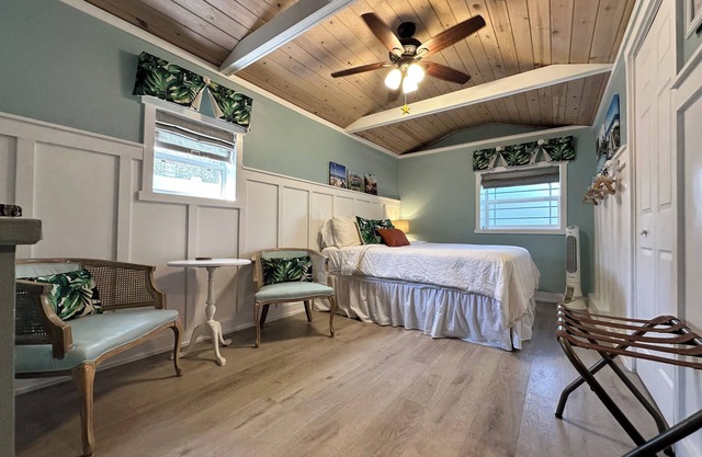Charming bungalow studio between the beach and downtown in welcoming St. Pete