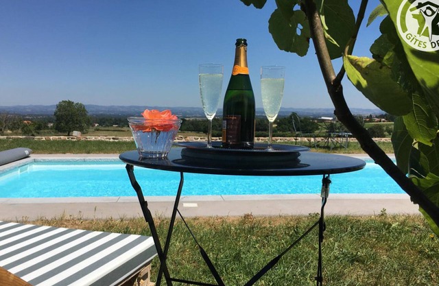 Casa rural con piscina, terraza y productos frescos en Saint-André-d'Apchon