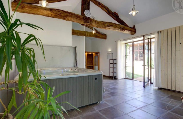 Casa rural con jacuzzi, sauna, Wi-Fi y jardín privado