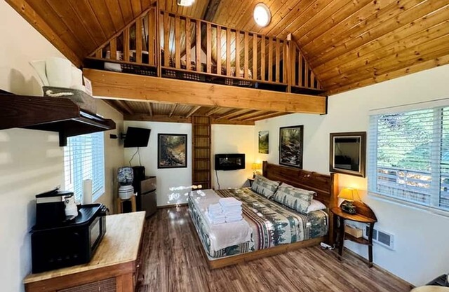 Charming Cabin for an Off-Grid Getaway in Umpqua National Forest, Oregon