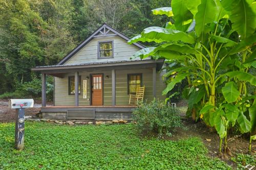 Charming Cabin with Fireplace, Fire Pit, 2 minutes to downtown