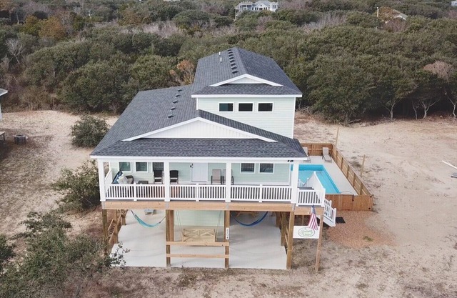 Charming Carova Cottage on 4x4 beach, Heated Pool, Hot Tub, Close Beach Access.
