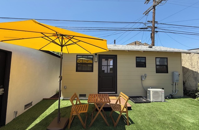 Cozy & Central Cottage near USC, SOFI, Culver City