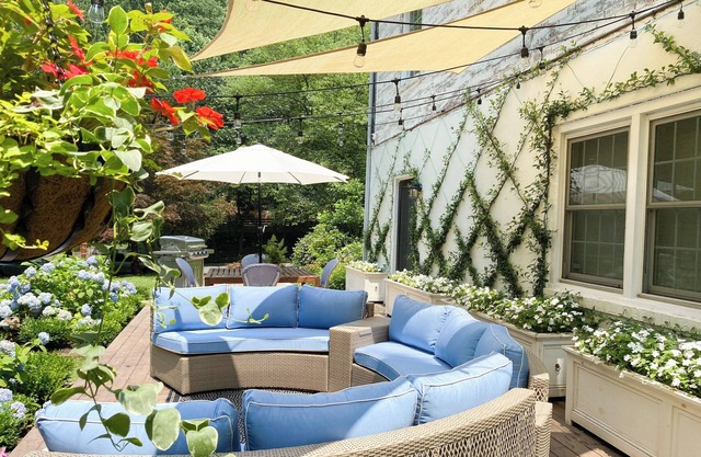 Charming chateau - huge yard close to DC