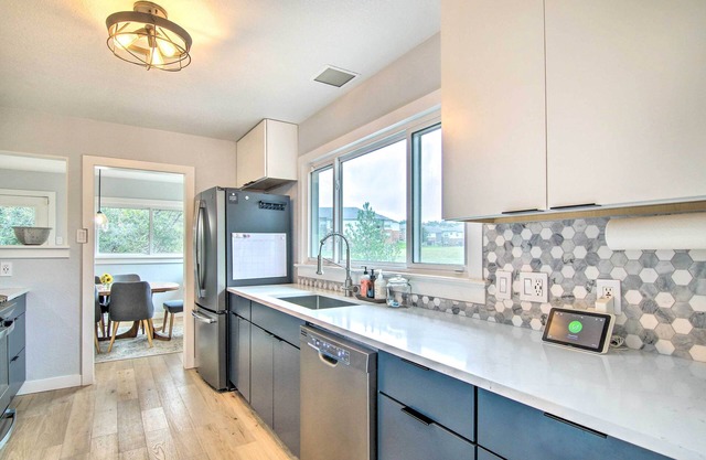 Charming Colorado Springs Getaway w/ Hot Tub!