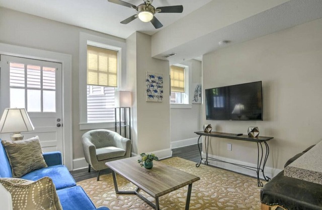 Charming Condo 2 in Historic King James