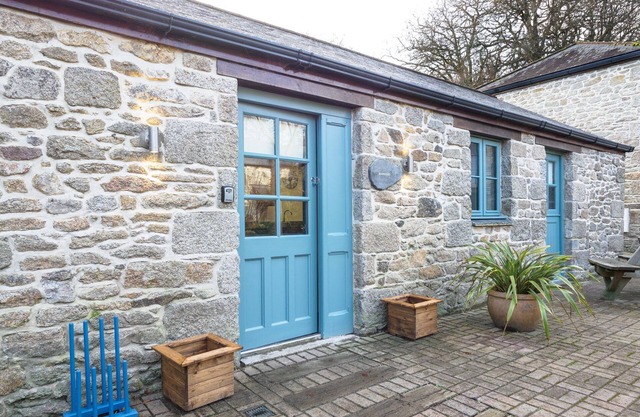 Charming Cornish cottage with shared pool/hot tub, nr Falmouth/Helford River.