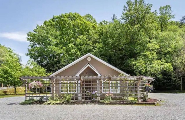 Charming Cottage at Willow Creek Falls & Vineyard in Blue Ridge, GA