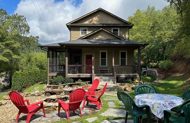 Charming Cottage- Away from it all on the river!
