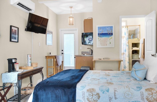 Charming cottage in fabulous Pensacola just steps from the water with water view