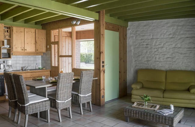 Acogedora Casa de Campo con Gran Jardín, Terraza Privada y Wifi en Jenzat