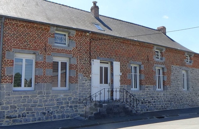 Casa rural típica en Avesnois: 4 habitaciones, patio privado y equipo completo para familias.