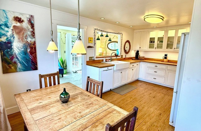 Charming Cottage Near Downtown Sac with Office & Fast WiFi