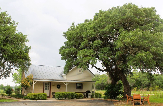 We're Back! Charming cottage on 3 acres-2 min to Main St. WiFi, grill, and pool