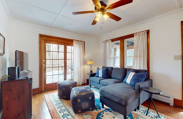 Charming cottage w/ deck, yard & fire pit - close to lake and town