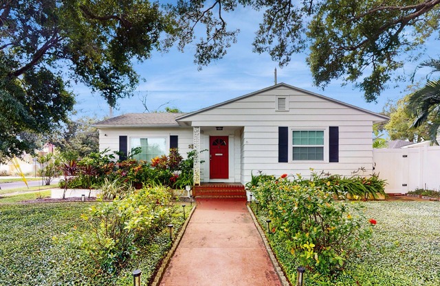 Charming cottage with patio & W/D - walk to the Bay Bay and North Shore Park