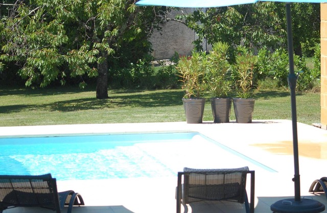 Gîte authentique avec piscine, étang privé, et cheminée, proche vignobles et sites historiques