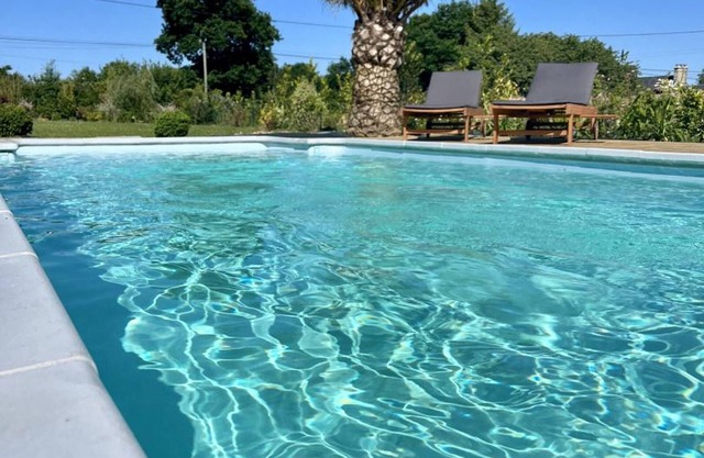 Encantadora cabaña con jardín y piscina climatizada, se aceptan mascotas