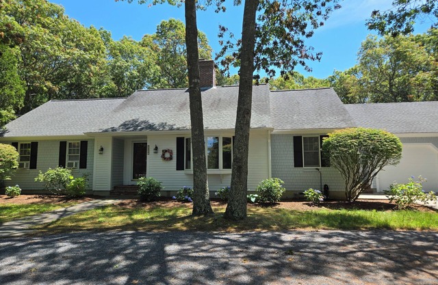 Charming Cotuit Home, JUST REDUCED. 400.00 per night--Small Pet OK Sleeps 8.