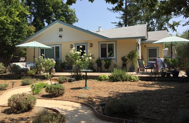 Encantadora casa de campo ubicada en Kenwood Village, el corazón de la región vinícola.