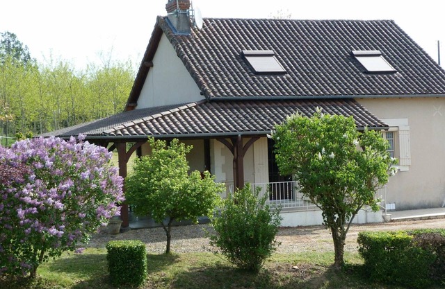 Casa acogedora con chimenea, terraza, y amplio jardín en Thiviers