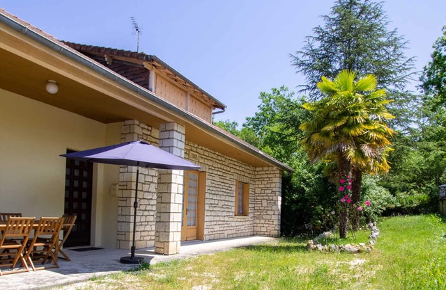 Casa rural con terraza, wifi, cerca de Sarlat y la Dordogne, ideal para familias