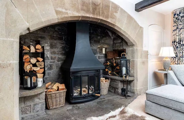 Charming Countryside Retreat with Hot Tub.