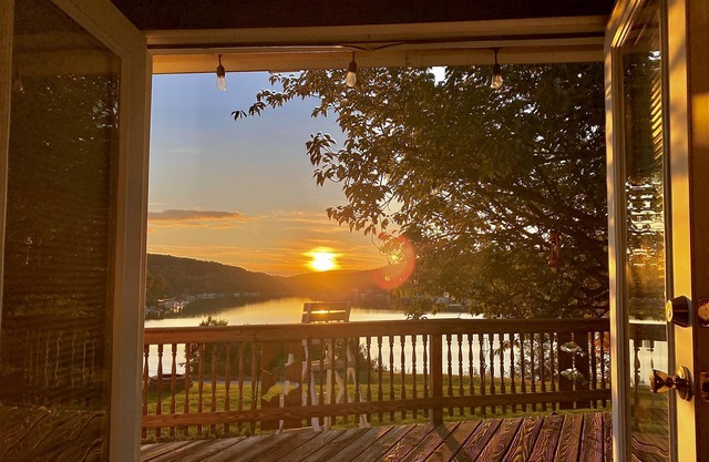Charming & Cozy ~ Breathtaking Lake & Sunset Views