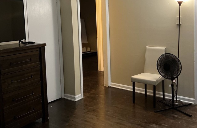 charming cozy house perfect for a family of four, close to Racetrack / Waterpark