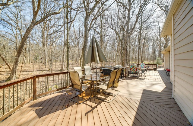 Charming Crete Home with Hot Tub, Deck & Fire Pit
