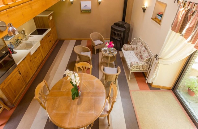 Casa rural ecológica con jardín, barbacoa y parking en entorno boscoso