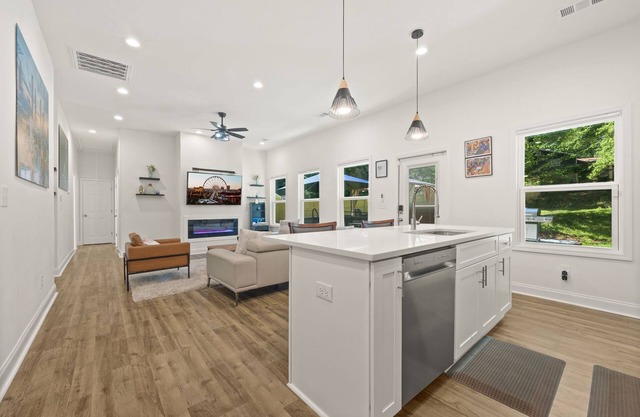 Charming Escape: Hot Tub & Fire Pit Winter Haven!