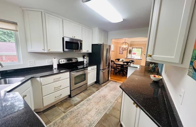 Charming Family Friendly 3 Bedroom Home Near Stadium