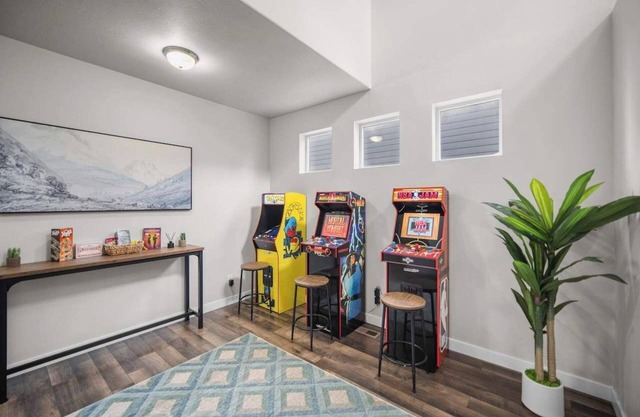 Charming Family Stay w Arcade Theatre, Ski Haven! Walking trails and river walk