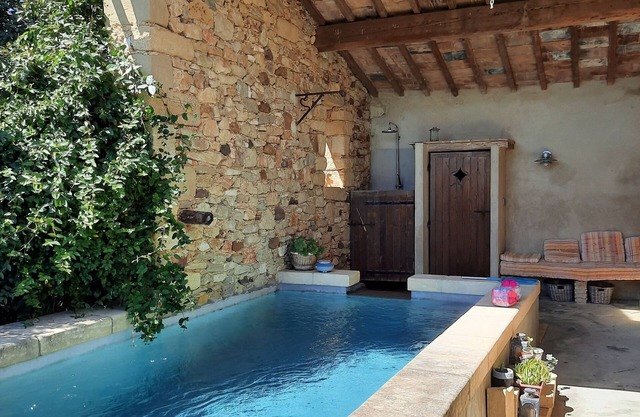 Charming farmhouse on the outskirts of Uzes, 3 bedrooms, 3 bathrooms, pool