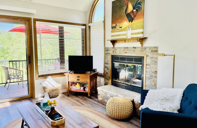 Charming, Farmhouse Chic, Cozy|Fireplace|12 Min to Town|Beautiful View