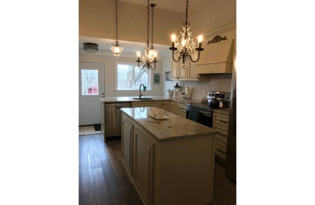 Charming Farmhouse with Lake Views - just 15 minutes from Elizabethtown