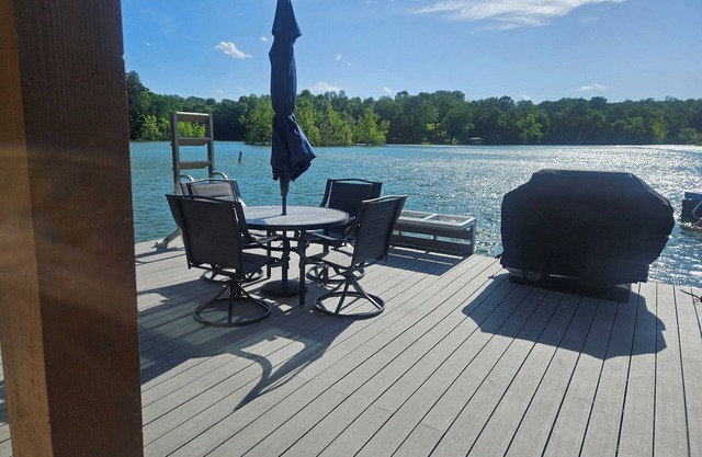 Charming floating home on Norris Lake with 2 bedrooms, 1 bath and free WiFi!