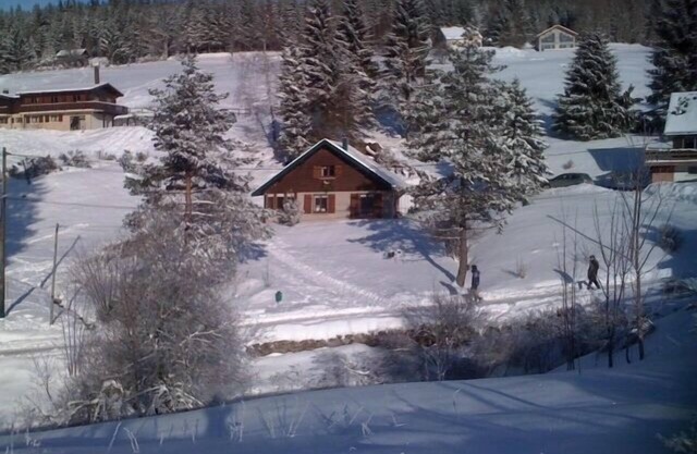 Encantador chalet en una zona virgen de montaña pacífica.