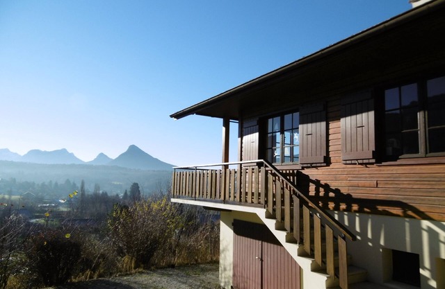 Encantador chalet con magníficas vistas del castillo, las montañas y el lago de Annecy.
