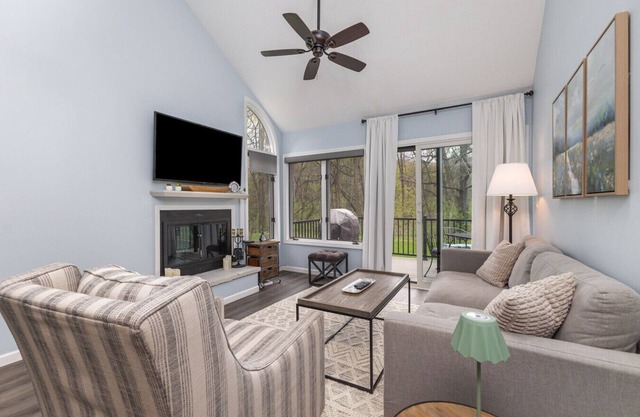 Charming Galena Getaway | 2BR Retreat w/ Fireplace