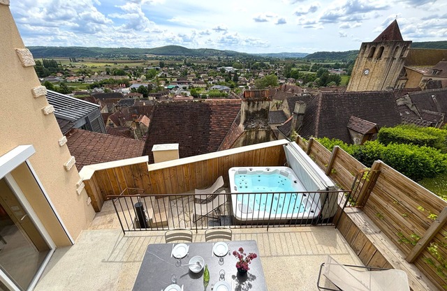 Charming gite with air-conditioning, view and spa in a medieval shopping village