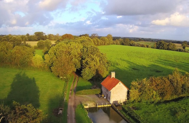 Casa rural con terraza privada, 2 dormitorios, cerca de estanque y granja, ideal para familias.