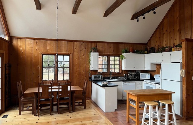 Charming Hamptons Cape Cod - Pool, Hot Tub, Close to Harbor/Bay Beaches