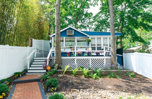 Charming Hamptons cottage with private deck & full kitchen - walk to beach