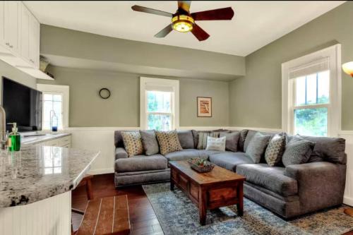 Charming Historic 2-story Carriage House located in Downtown Lakeland walking distance from FSC!