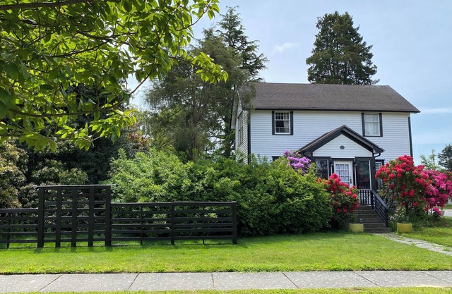 Charming historic house in Blaine. 1 block to water, and downtown. 5 min-Canada.
