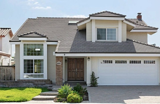 Charming home centrally located with Pool