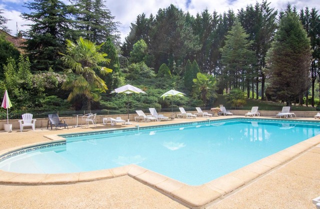 Casa rural con piscina compartida, cerca de Sarlat y rutas de senderismo