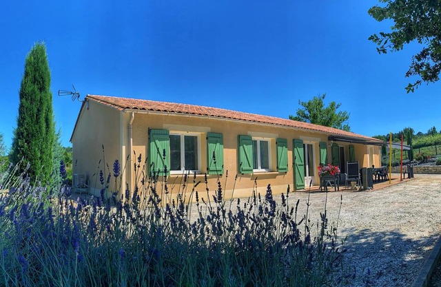 Casa rural con jardín cerrado, aire acondicionado y bicicletas en Neuvic
